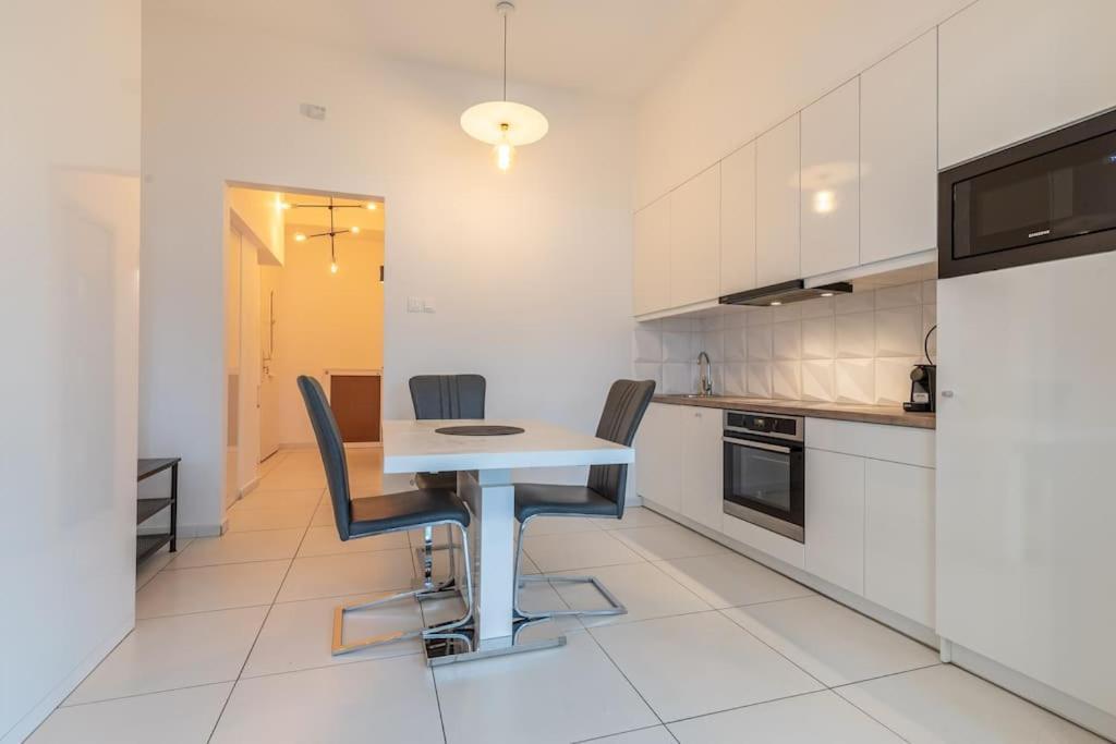 Midtown Gleaming Apartment Budapest Exterior photo