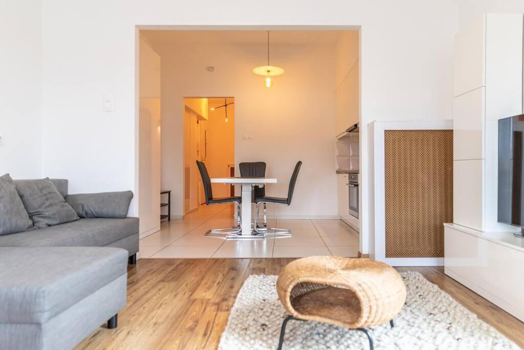 Midtown Gleaming Apartment Budapest Exterior photo